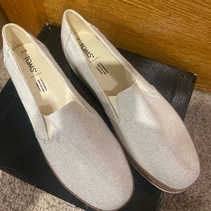 New without tags Tom’s shoe size 10